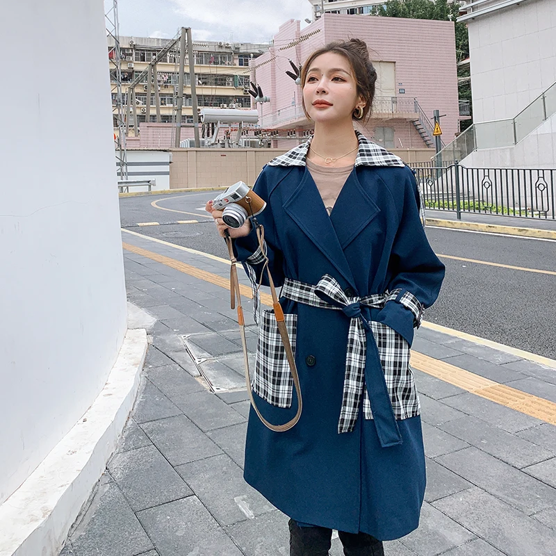 Женская ветровка на весну и осень, Британский двубортный Дамский плащ средней длины, большой размер, прямой женский плащ в клетку
Женская ветровка на весну и осень, Британский двубортный Дамский плащ средней длины, большой размер, прямой женский плащ в клетку