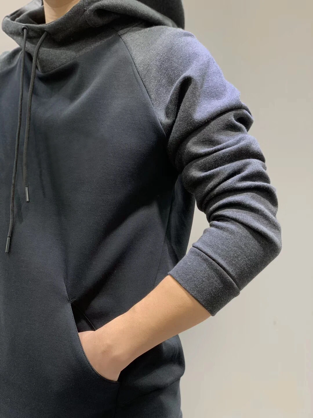 Hooded hoodies for men and women Fashion and sports style Classic hooded hoodie
Hooded hoodies for men and women Fashion and sports style Classic hooded hoodie