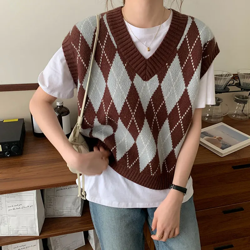 2021 New Korean Preppy Style Argyle Knitted Sweater Wasitcoat Vintage V Neck Sleeveless Jumper Woman Casual Sweater Vest
2021 New Korean Preppy Style Argyle Knitted Sweater Wasitcoat Vintage V Neck Sleeveless Jumper Woman Casual Sweater Vest