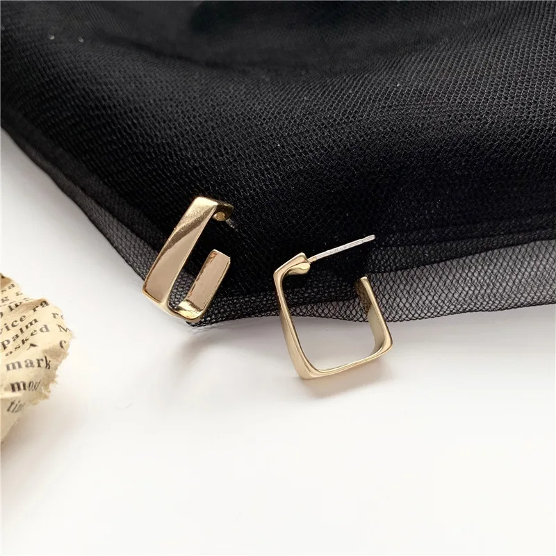 S925 Silver Needle Korean Temperament Simple Irregular Hollow Square Earrings Girl Opening Geometric Earrings Female
S925 Silver Needle Korean Temperament Simple Irregular Hollow Square Earrings Girl Opening Geometric Earrings Female