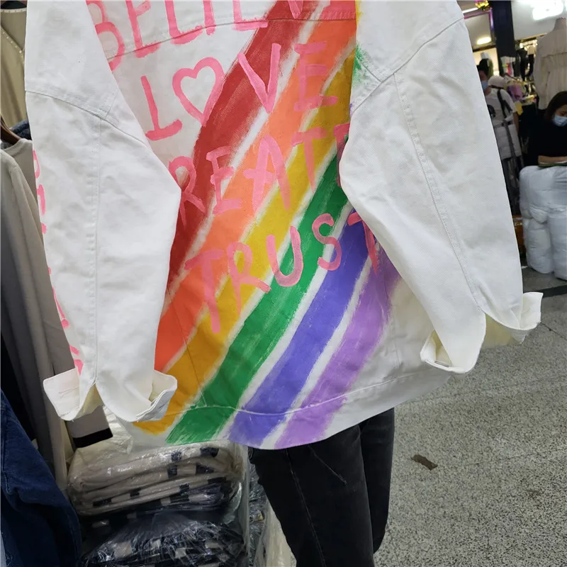 2021 Spring New Loose Hip Hop Style Rainbow Letter Denim Coat Ladies Lapel Long Sleeve White Denim Jacket for Women
2021 Spring New Loose Hip Hop Style Rainbow Letter Denim Coat Ladies Lapel Long Sleeve White Denim Jacket for Women