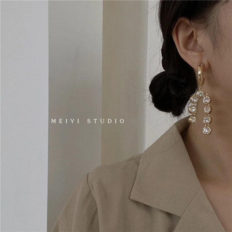 2021 Exaggerated Metal C-Ring Women's Senior Fashion Zircon Fringe Earrings web celebrity Earring Jewelry Gift
2021 Exaggerated Metal C-Ring Women's Senior Fashion Zircon Fringe Earrings web celebrity Earring Jewelry Gift