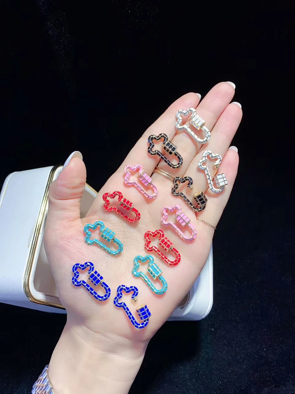 Карабин с эмалевым замком разных цветов/винтовая застежка в форме Креста, 2 шт.
Карабин с эмалевым замком разных цветов/винтовая застежка в форме Креста, 2 шт.