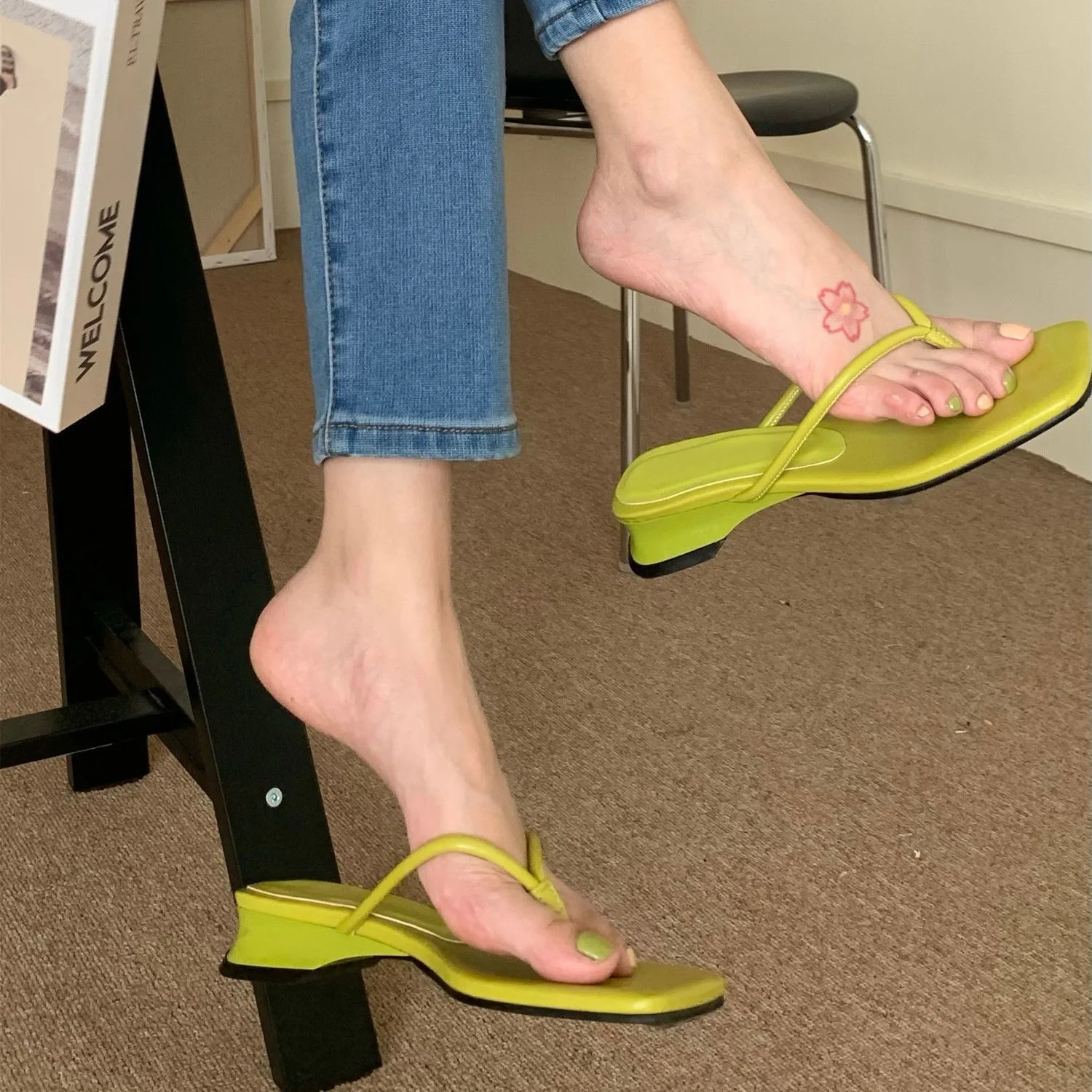 2021 Summer Fashion Simple Leisure Flip-Flops Women's Shoes Temperament Green Slippers
2021 Summer Fashion Simple Leisure Flip-Flops Women's Shoes Temperament Green Slippers