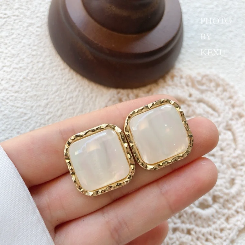 Hong Kong Stylish Vintage Square White Resin Earrings Flash Silver Needle Earring Jewelry Women Simple Gold Side Edge Earring 
Hong Kong Stylish Vintage Square White Resin Earrings Flash Silver Needle Earring Jewelry Women Simple Gold Side Edge Earring