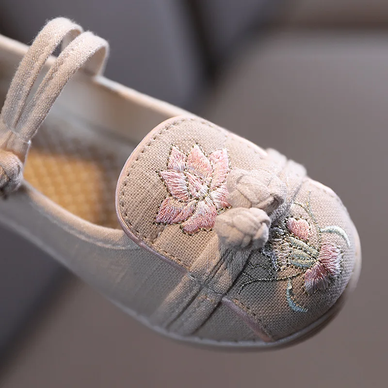 New Girls Embroidered Shoes Girls Breathable Retro Chinese Style Ethnic Style Shoes Girls Princess Shoes Kids Non-slip Shoes
New Girls Embroidered Shoes Girls Breathable Retro Chinese Style Ethnic Style Shoes Girls Princess Shoes Kids Non-slip Shoes
