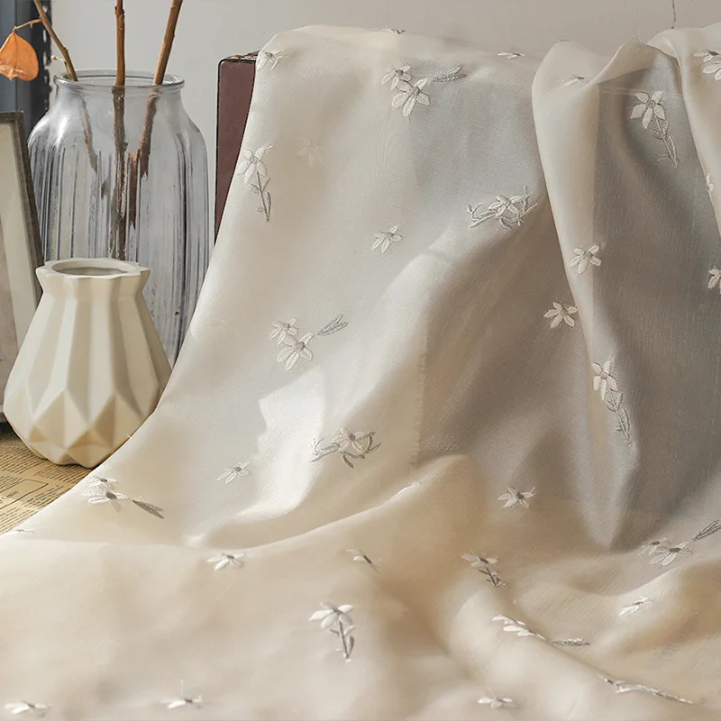 High-end bright silk small floral embroidery fabric DIY dress fabric puff skirt
High-end bright silk small floral embroidery fabric DIY dress fabric puff skirt