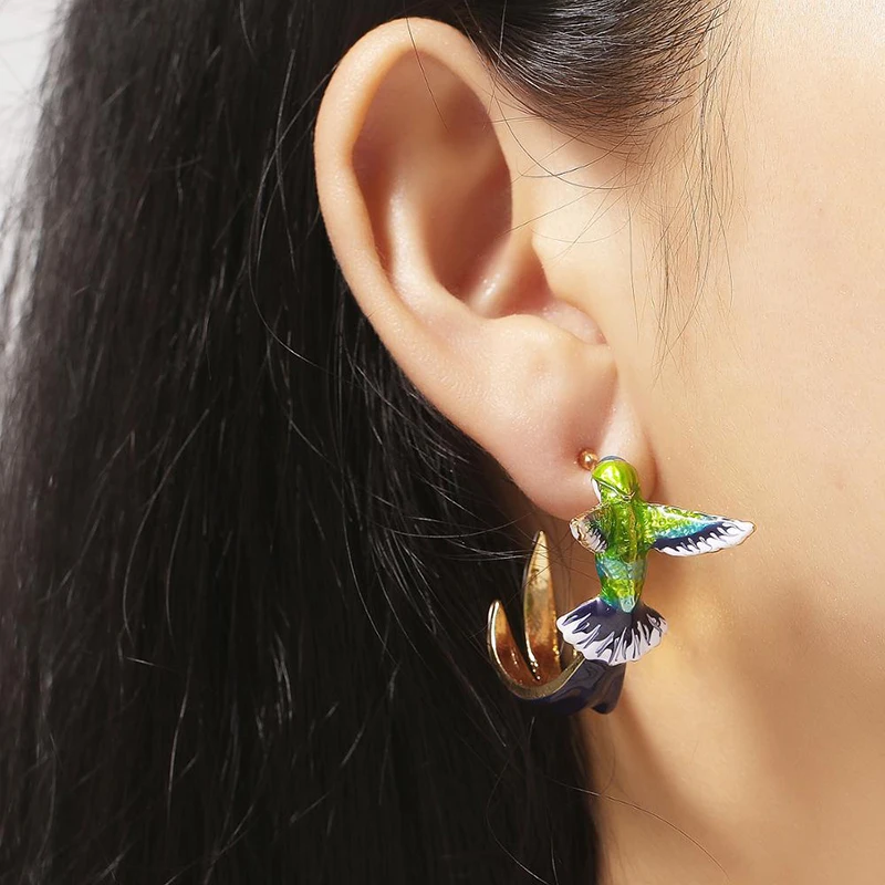 New style flying hummingbird painting oil earrings fashion animal jewelry cute female earrings
New style flying hummingbird painting oil earrings fashion animal jewelry cute female earrings