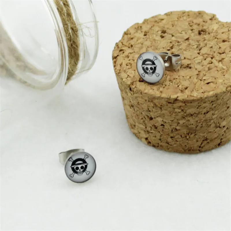 2020 Anime Logo Stud Earrings For Women Titanium Steel Earring Men Jewelry Brinco Box Packing Christamas Gift
2020 Anime Logo Stud Earrings For Women Titanium Steel Earring Men Jewelry Brinco Box Packing Christamas Gift