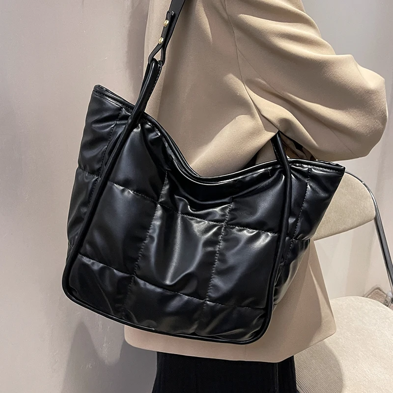 High-end women's bag 2022 autumn and winter new all-match messenger bag large-capacity fashion one-shoulder bucket bag tote bag
High-end women's bag 2022 autumn and winter new all-match messenger bag large-capacity fashion one-shoulder bucket bag tote bag
