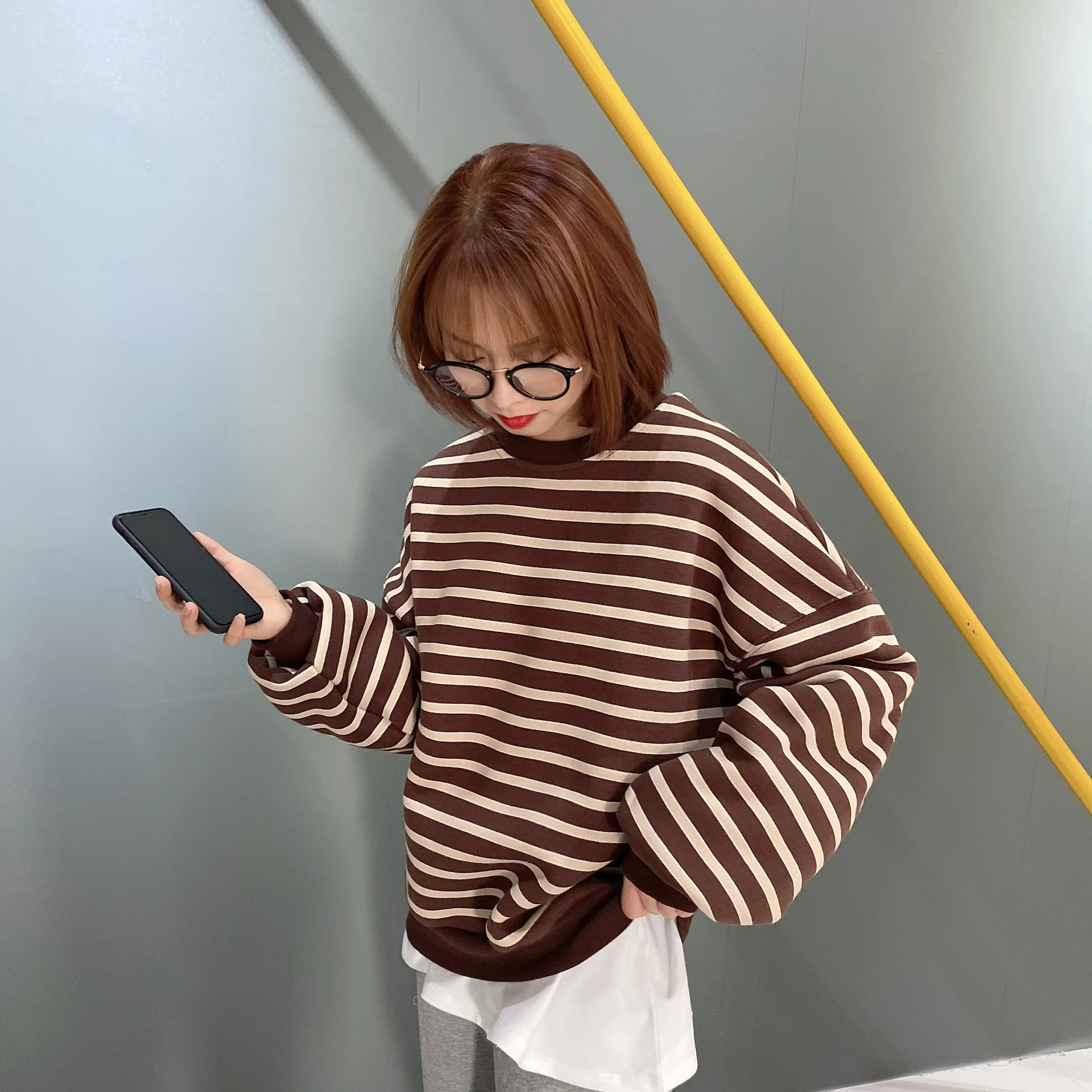 Autumn Winter New Plus Velvet Sweatshirt Women Round Neck Thick Brown Striped Sweatshirt Casual Loose Long Sleeve Pullover Tops
Autumn Winter New Plus Velvet Sweatshirt Women Round Neck Thick Brown Striped Sweatshirt Casual Loose Long Sleeve Pullover Tops