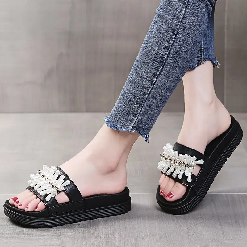 House Slippers Platform Women Luxury Shoes String Bead Pantofle Loafers Med Slides Designer 2021 Flat Basic Rubber PU Fabric
House Slippers Platform Women Luxury Shoes String Bead Pantofle Loafers Med Slides Designer 2021 Flat Basic Rubber PU Fabric