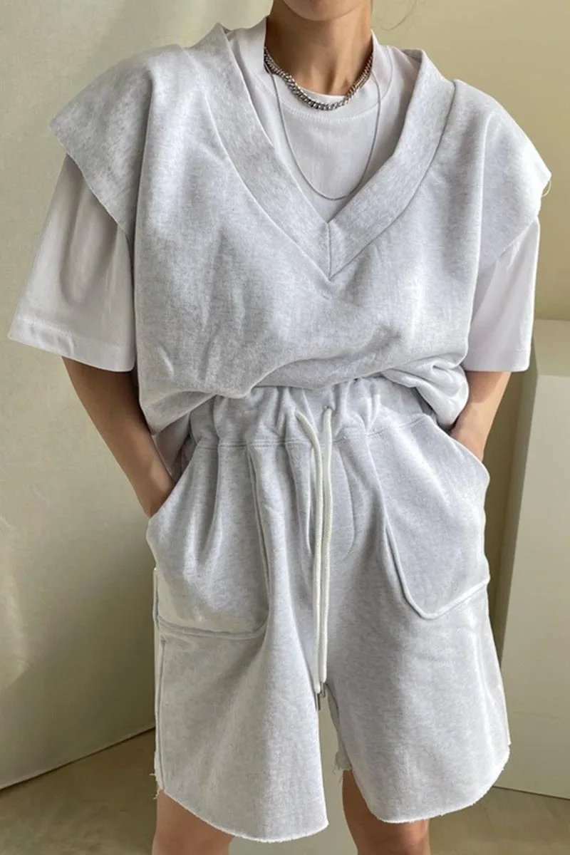 Korea chic simple round neck short-sleeved T-shirt + V-neck loose pullover vest + lace-up double-pocket casual pants
Korea chic simple round neck short-sleeved T-shirt + V-neck loose pullover vest + lace-up double-pocket casual pants
