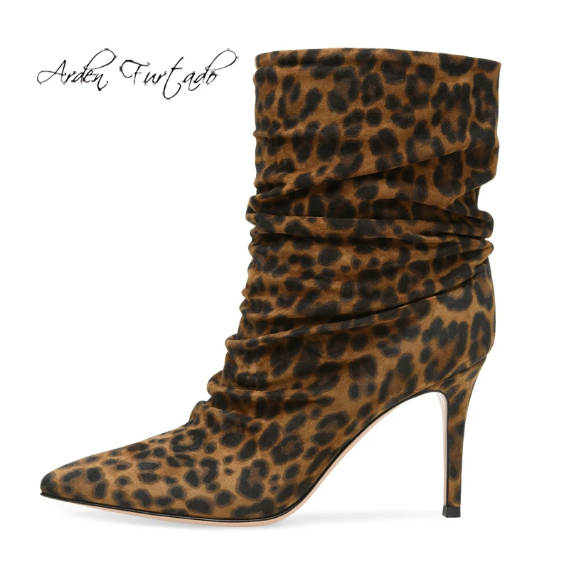 Женские ботинки с острым носком, на шпильке, без застежки
Женские ботинки с острым носком, на шпильке, без застежки