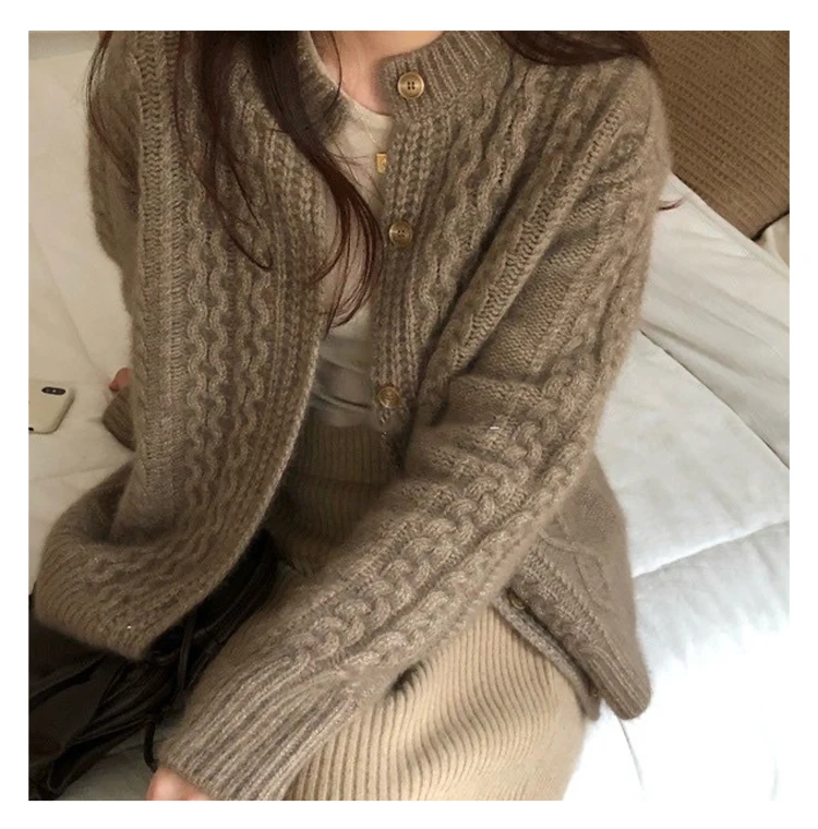 Fall Winter New Style 100% Cashmere And Wool Sweater Cardigan Women Loose Lazy O-Neck Twist Cardigans Soft Knitted Jacket
Fall Winter New Style 100% Cashmere And Wool Sweater Cardigan Women Loose Lazy O-Neck Twist Cardigans Soft Knitted Jacket