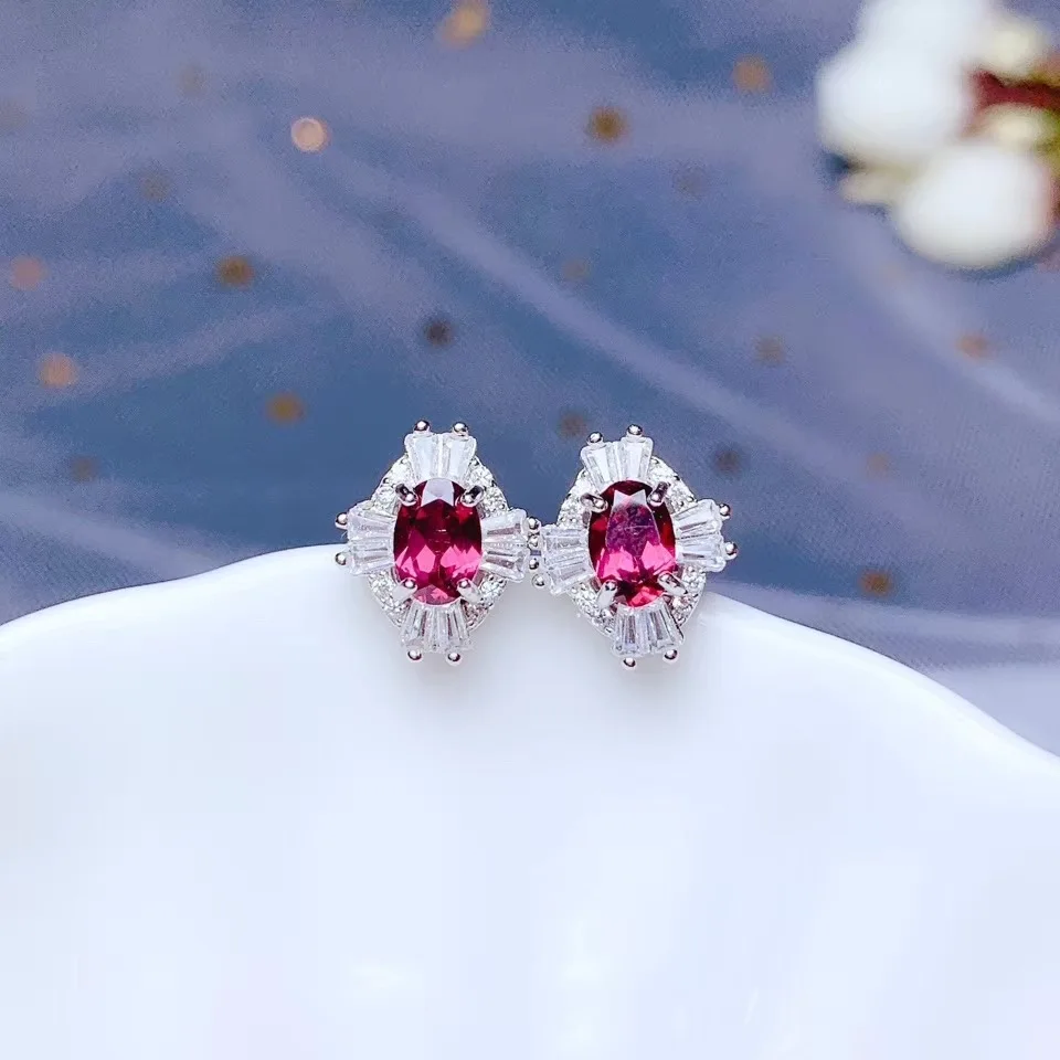 Simple, fashionable, exquisite, compact, 925 silver, natural garnet ear studs, lady charm.
Simple, fashionable, exquisite, compact, 925 silver, natural garnet ear studs, lady charm.