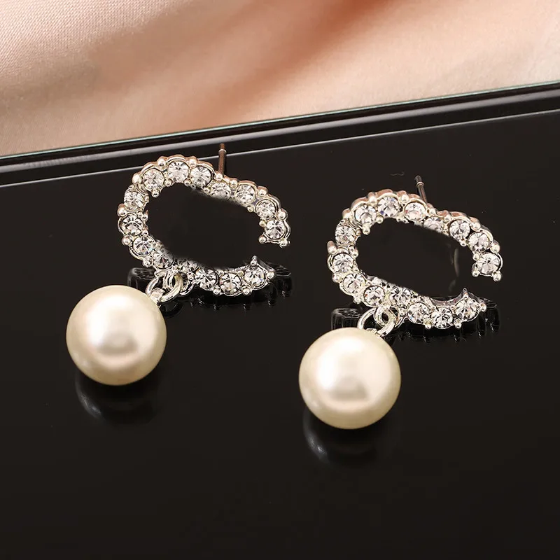 2022 New Fashion Elegant Pearl Letter Pendant Earring Korean Alloy Personality Simple C Letter Earrings Jewelry Women 
2022 New Fashion Elegant Pearl Letter Pendant Earring Korean Alloy Personality Simple C Letter Earrings Jewelry Women