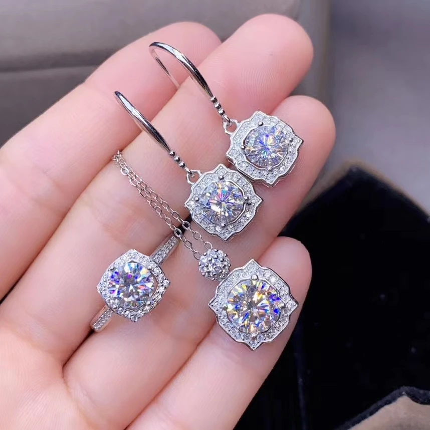MDINA 1/2 Carats White Moissanite Flower Jewelry Set 925 Silver Ring Earrings Pendant 3 Pieces Suits Wedding Jewelry for Women
MDINA 1/2 Carats White Moissanite Flower Jewelry Set 925 Silver Ring Earrings Pendant 3 Pieces Suits Wedding Jewelry for Women