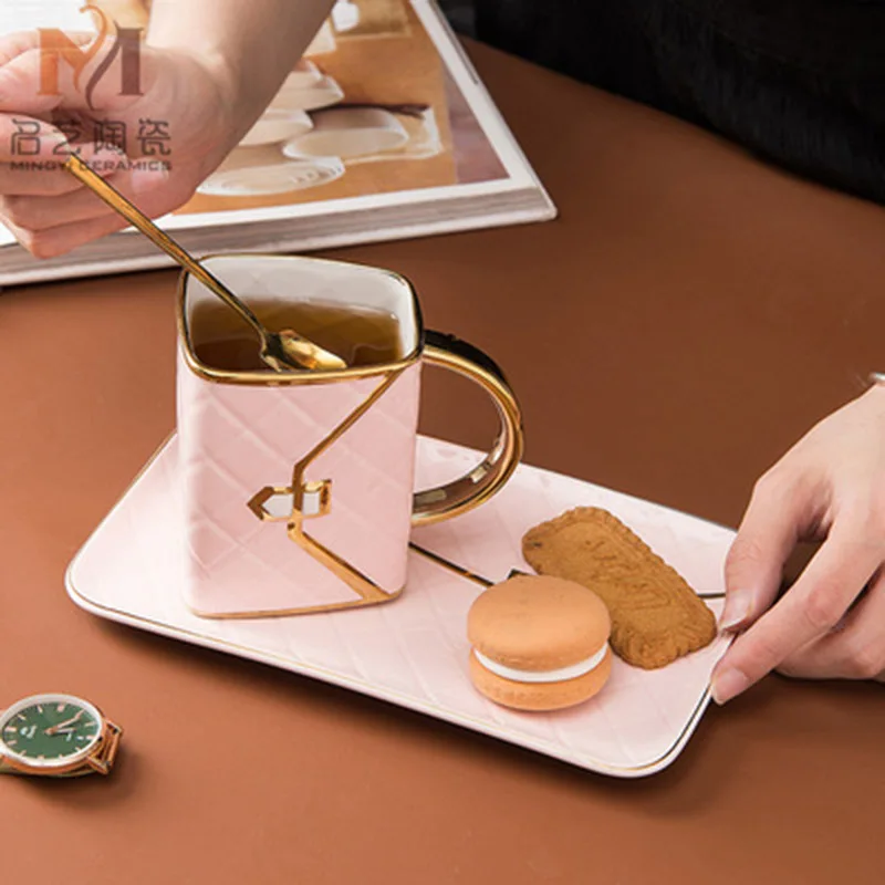1Pcs New 310mL Bag Shape Phnom Penh Coffee Mug with Saucer and Spoon Creative Handbag Styling Milk Oatmeal Breakfast Ceramic Cup
1Pcs New 310mL Bag Shape Phnom Penh Coffee Mug with Saucer and Spoon Creative Handbag Styling Milk Oatmeal Breakfast Ceramic Cup
