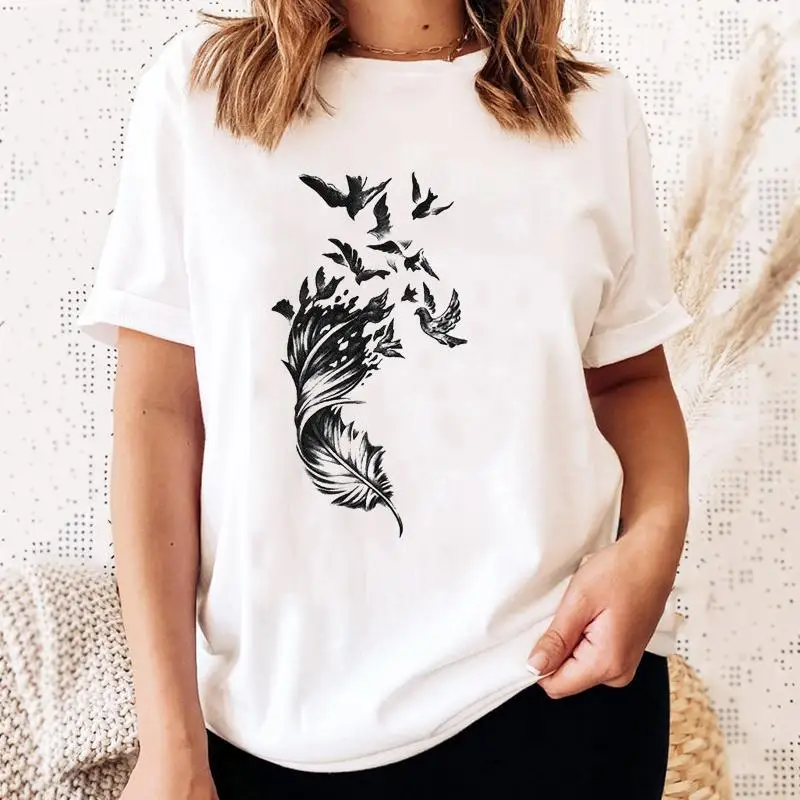 Футболка женская с коротким рукавом, винтажная модная повседневная тенниска с графическим принтом, с перьями, весна-лето 
Футболка женская с коротким рукавом, винтажная модная повседневная тенниска с графическим принтом, с перьями, весна-лето