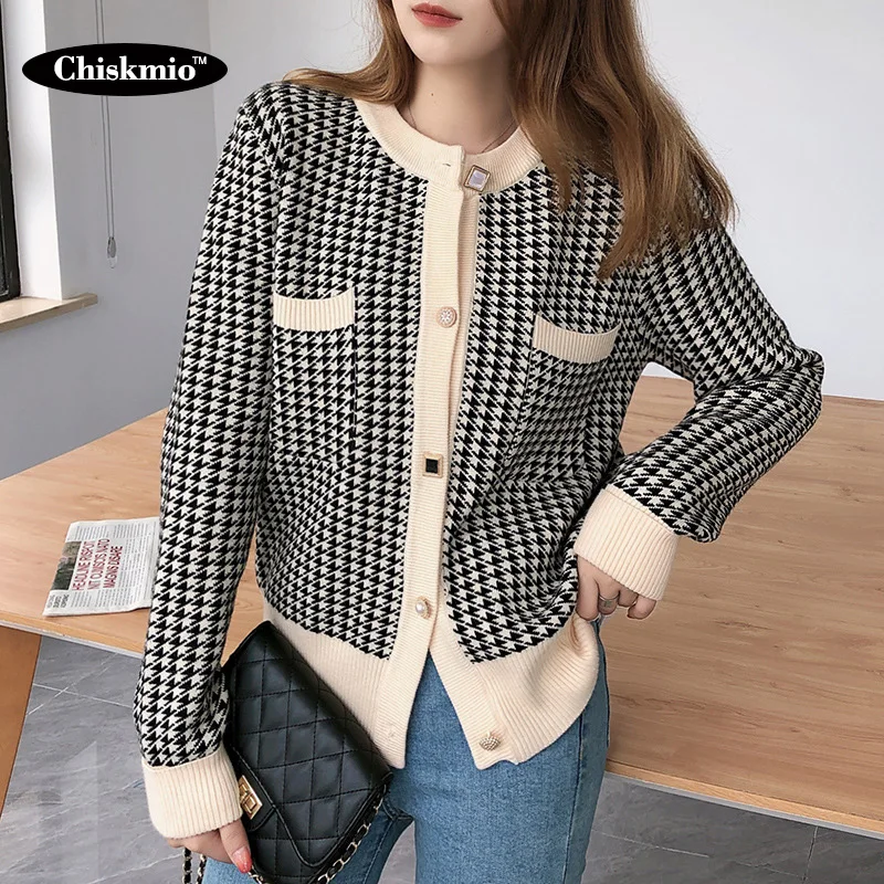 Plaid Knitted Sweater Women Single-Breasted Knitted Cardigan Pocket Design O-Neck Knitting Outwear Ladies Office Korean Knitwear
Plaid Knitted Sweater Women Single-Breasted Knitted Cardigan Pocket Design O-Neck Knitting Outwear Ladies Office Korean Knitwear