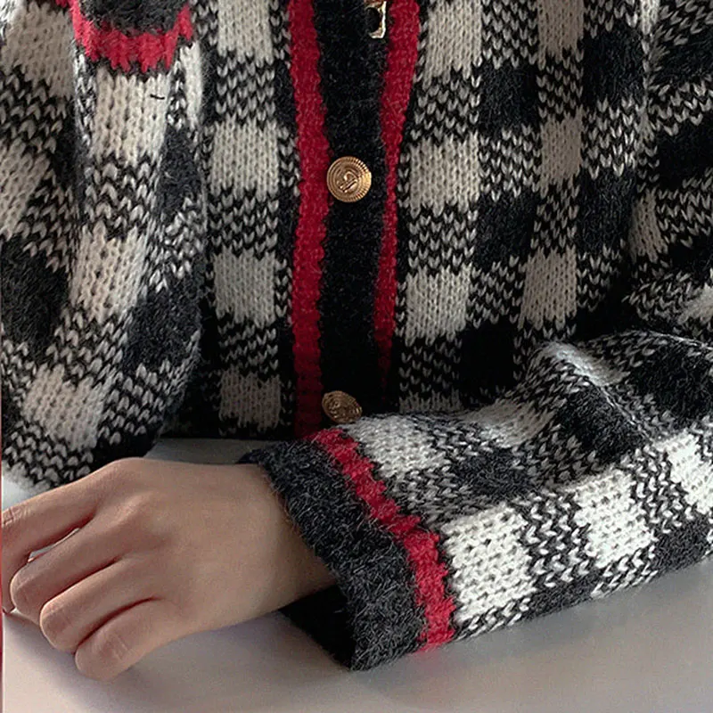 Plaid V neck Button Bump Color knitting Sweater Women Cardigan Fall 2020 New Korean Style Loose Long Sleeve Vintage Chic Sweater
Plaid V neck Button Bump Color knitting Sweater Women Cardigan Fall 2020 New Korean Style Loose Long Sleeve Vintage Chic Sweater