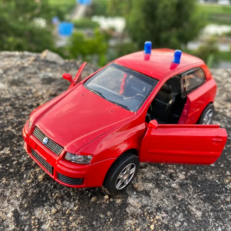 Модель автомобиля Fiat Stilo из металлического сплава модель игрушечного детские