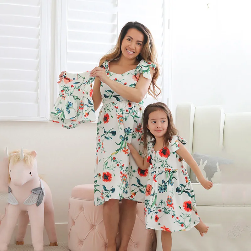 Summer New Floral Printing Family Matching Outfits Mother and Daughter White Sleeveless Sling Soft and Comfortable Casual Dress
Summer New Floral Printing Family Matching Outfits Mother and Daughter White Sleeveless Sling Soft and Comfortable Casual Dress