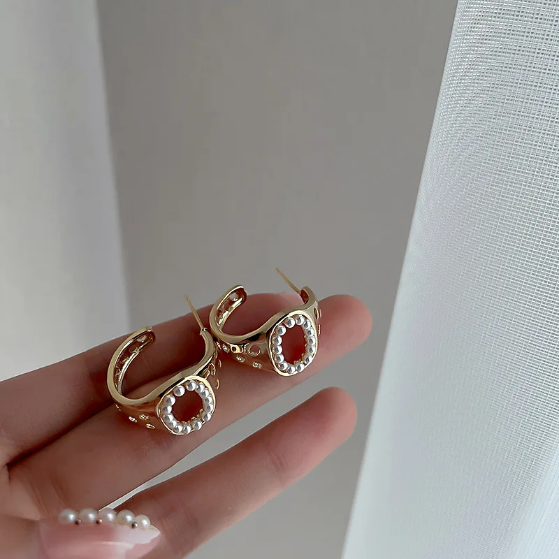 C-shaped Earrings Korean Fashion Personality Pearl Earrings Temperament Jewelry for Women Party Gift Earring 2021
C-shaped Earrings Korean Fashion Personality Pearl Earrings Temperament Jewelry for Women Party Gift Earring 2021