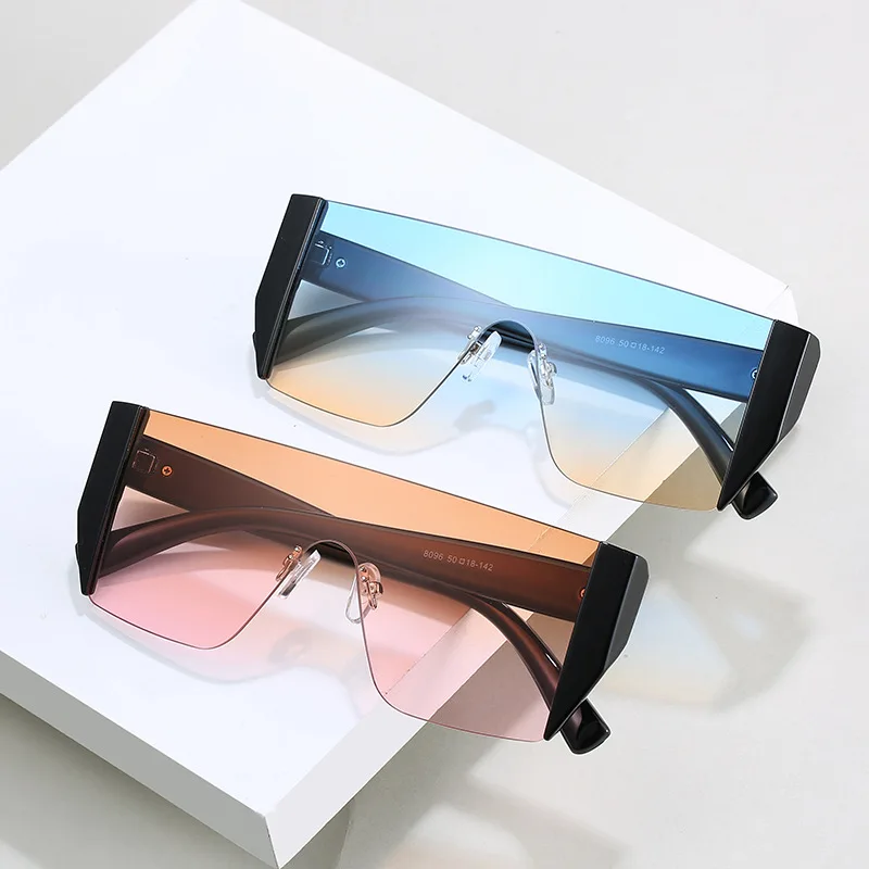Free shipping One piece Sunglasses trend all in one big frame glasses personalized box metal accessories sunglasses
Free shipping One piece Sunglasses trend all in one big frame glasses personalized box metal accessories sunglasses