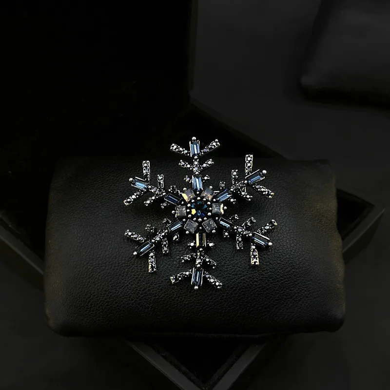 High-End Snowflake Brooch Rhinestone Jewelry Retro Corsage Luxury Brooch Pin Men Women Badge Christmas Gift Clothing Accessories
High-End Snowflake Brooch Rhinestone Jewelry Retro Corsage Luxury Brooch Pin Men Women Badge Christmas Gift Clothing Accessories