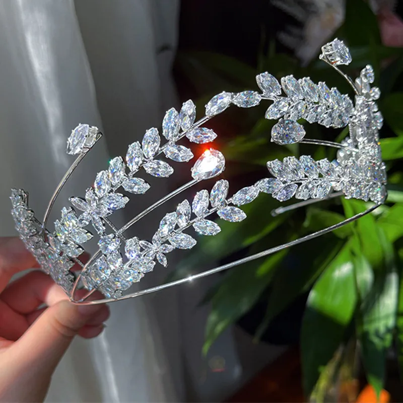 Многослойная свадебная корона MYFEIVO, тиары с листьями из циркония для невесты, Женские Ювелирные изделия для выпускного вечера, аксессуары д...
Многослойная свадебная корона MYFEIVO, тиары с листьями из циркония для невесты, Женские Ювелирные изделия для выпускного вечера, аксессуары д...