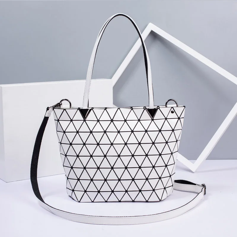 2020 Luminous Color Changing Women's Handbags Diamond Pattern Geometric Rhombus Shoulder Bag Removable Shoulder Strap Large Size
2020 Luminous Color Changing Women's Handbags Diamond Pattern Geometric Rhombus Shoulder Bag Removable Shoulder Strap Large Size