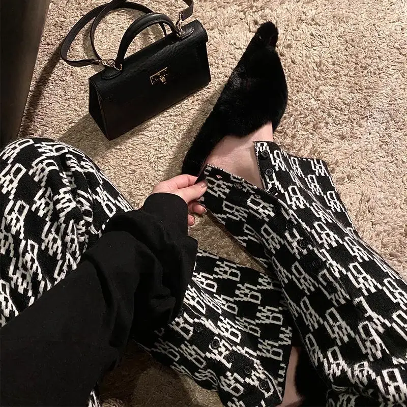 Large letter fork wide leg pants female autumn winter Korean version fat sister casual drag pants
Large letter fork wide leg pants female autumn winter Korean version fat sister casual drag pants