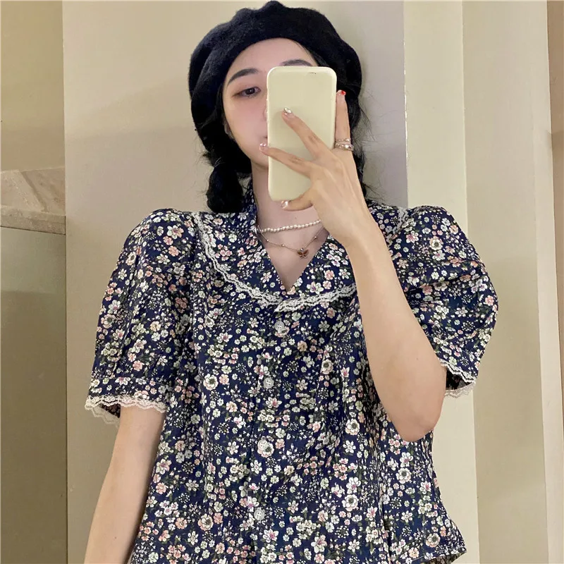 KUSAHIKI Korean Floral Short Blouse Top Casual Lace Patchwork Turn-down Collar Puff Sleeve Shirt 2021 Summer New Blusas 6G400
KUSAHIKI Korean Floral Short Blouse Top Casual Lace Patchwork Turn-down Collar Puff Sleeve Shirt 2021 Summer New Blusas 6G400