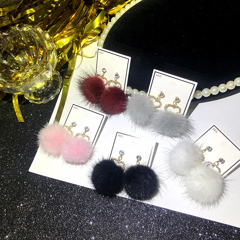 Autumn and Winter New Fur Ball Earrings Female Heart-shaped Long Pendant Mink 925 Silver Needle Ear Jewelry Wholesale
Autumn and Winter New Fur Ball Earrings Female Heart-shaped Long Pendant Mink 925 Silver Needle Ear Jewelry Wholesale