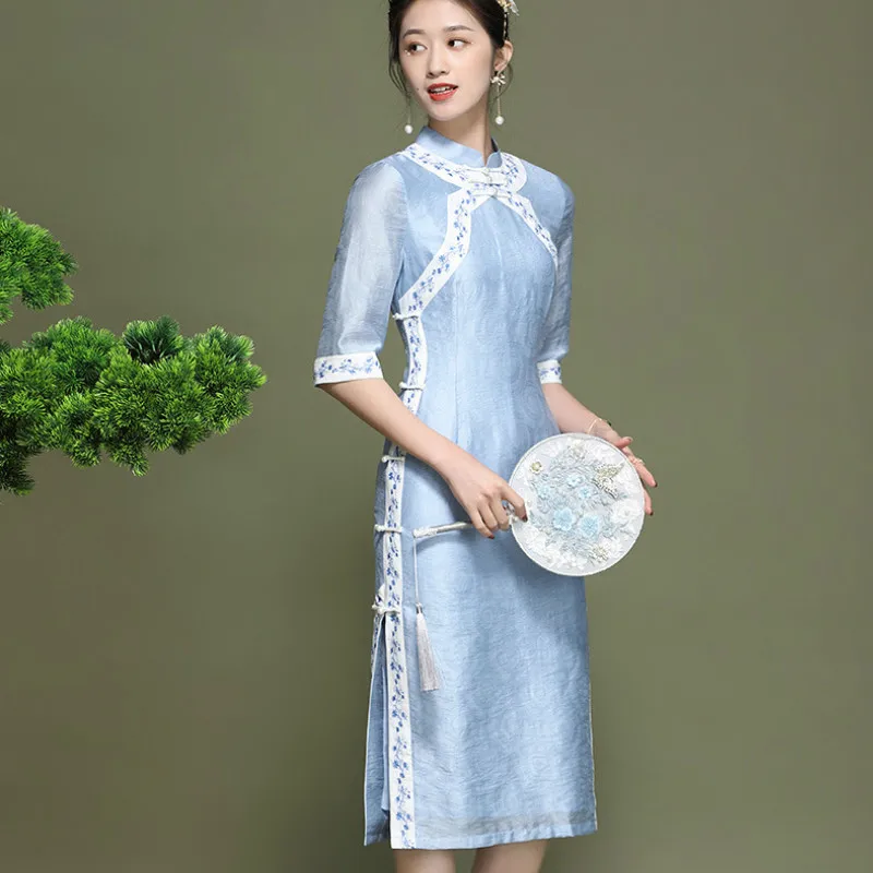 Chinese Style Dress Ladies 2021 Spring Fashion Vintage Classy Jacquard Patchwork Embroidered Stand Collar Split Blue Cheongsam
Chinese Style Dress Ladies 2021 Spring Fashion Vintage Classy Jacquard Patchwork Embroidered Stand Collar Split Blue Cheongsam