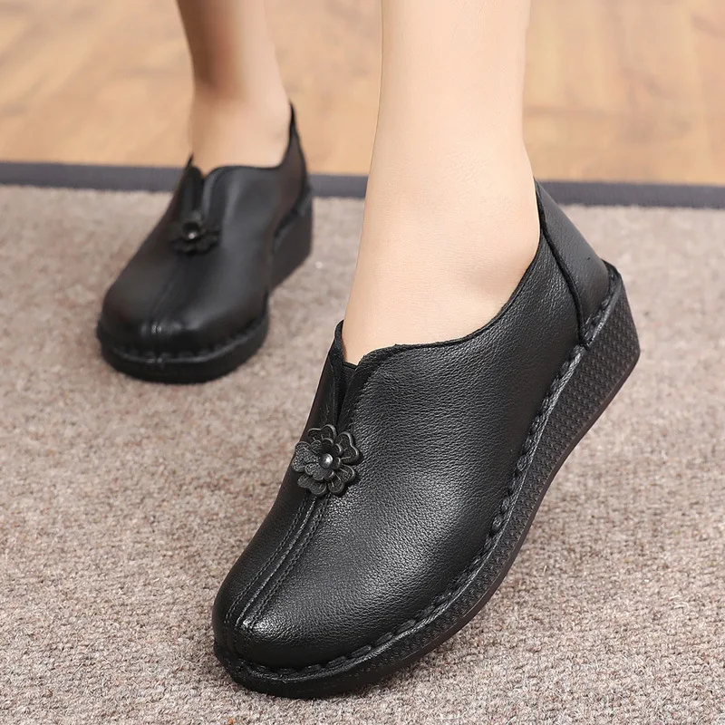Spring middle aged mother's shoes soft sole female ox tendon sole antiskid sole old man's shoes women's single shoes 
Spring middle aged mother's shoes soft sole female ox tendon sole antiskid sole old man's shoes women's single shoes