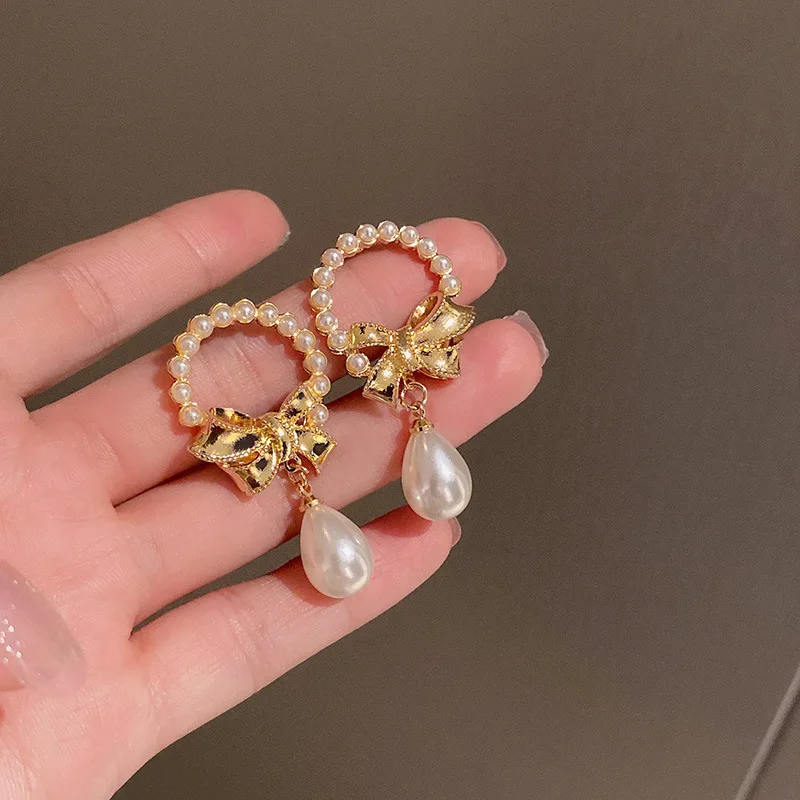 Pearl bowknot earrings French retro rice bead earrings gentle temperament lady literary style earrings
Pearl bowknot earrings French retro rice bead earrings gentle temperament lady literary style earrings