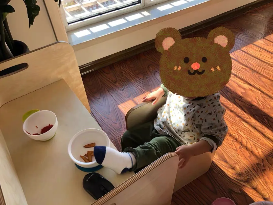 Korean solid wood children's game tables and chairs kindergarten home baby learning table and chair set desk toy table Natural
Korean solid wood children's game tables and chairs kindergarten home baby learning table and chair set desk toy table Natural