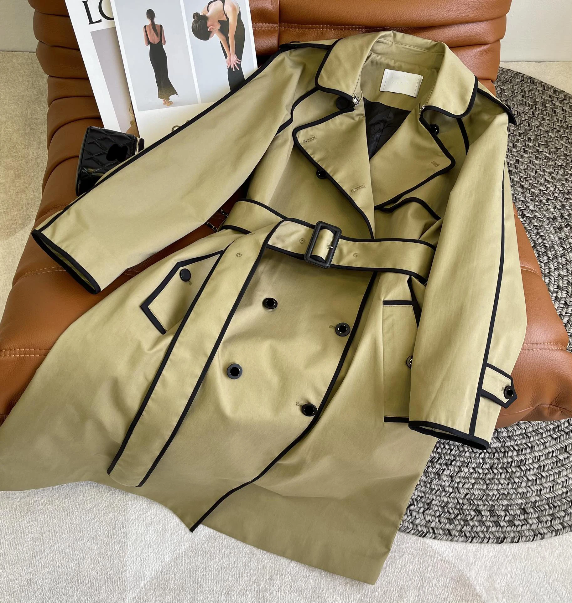 New High Quality Classic Long Coat Khaki Green High Street CHA Trench NEL Chic Runway Designer Elegant European Hit Color Female
New High Quality Classic Long Coat Khaki Green High Street CHA Trench NEL Chic Runway Designer Elegant European Hit Color Female