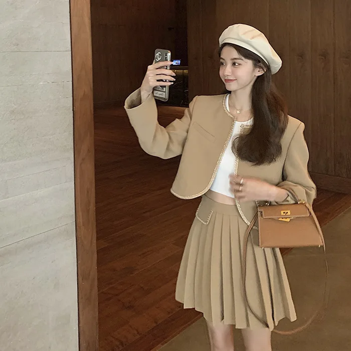 XUELI snow pear female temperament small perfume suits female autumn long sleeve short coat of tall waist pleated skirts
XUELI snow pear female temperament small perfume suits female autumn long sleeve short coat of tall waist pleated skirts