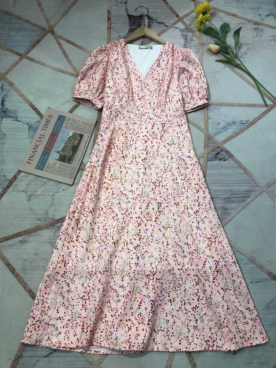 2021 summer new women's floral dress color is fresh and romantic, V-neck design modifies the waist line
2021 summer new women's floral dress color is fresh and romantic, V-neck design modifies the waist line