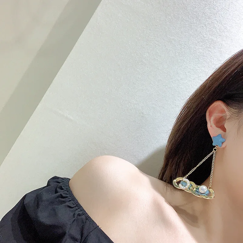 2020 NEW Cowboy Blue Star Brand Pearl Letter C Exaggerated Ship Earrings Metal personality Long exaggeration Long exaggeration 
2020 NEW Cowboy Blue Star Brand Pearl Letter C Exaggerated Ship Earrings Metal personality Long exaggeration Long exaggeration