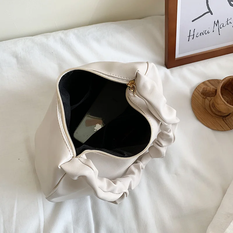 White Soft Leather Female Hobo Bag Designer Pleated Cloud Armpit Bags Casual Tote Handbag Women Simple Solid Color Shoulder Bag
White Soft Leather Female Hobo Bag Designer Pleated Cloud Armpit Bags Casual Tote Handbag Women Simple Solid Color Shoulder Bag