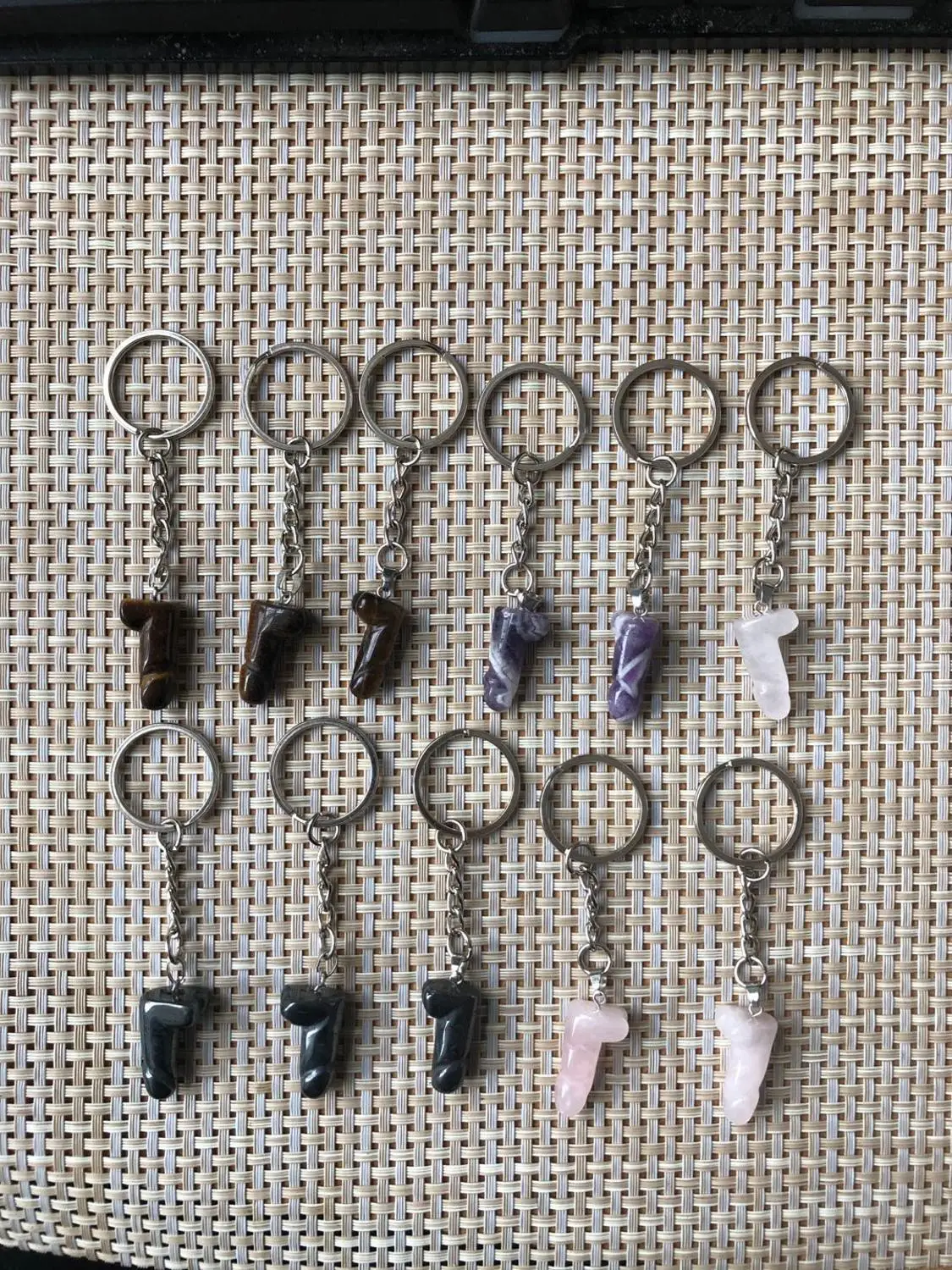 1Pcs Vintage Natural Stone Keychain Natural Quartz Stone Pendant Key Rings Crystal Key Chains 2020 Fashion Bag Accessories
1Pcs Vintage Natural Stone Keychain Natural Quartz Stone Pendant Key Rings Crystal Key Chains 2020 Fashion Bag Accessories