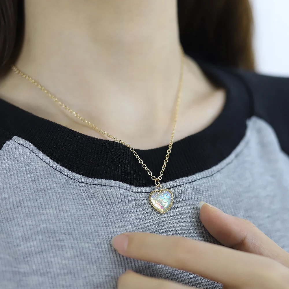 Niche Temperament Geometric Love Heart Pendant Color Fish Scale Clavicle Chain Beautiful Romantic Necklace Female Gift Jewlery
Niche Temperament Geometric Love Heart Pendant Color Fish Scale Clavicle Chain Beautiful Romantic Necklace Female Gift Jewlery