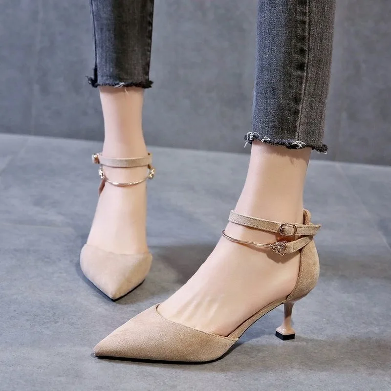 Женские туфли на высоком каблуке пикантные с ремешком и пряжкой закрытым