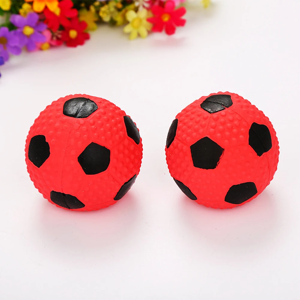 Симпатичный маленький мячик для питомца с рисунком в виде футбольного мяча