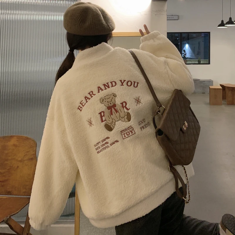2021 Autumn Polar Fleece Retro Cute Bear Embroidery Loose Lapel Long Sleeve Warm Thickening Zipper Jacket Top
2021 Autumn Polar Fleece Retro Cute Bear Embroidery Loose Lapel Long Sleeve Warm Thickening Zipper Jacket Top